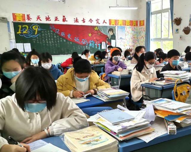 曾经上课得轮番运用设备现在每个班级都能同步展开试验