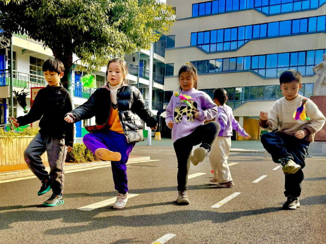 鼓舞校园充分利用校园周边公园绿地时时可及的校内微运动场